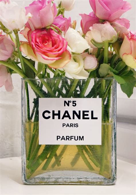 chanel flower vase - flowers in Chanel no 5.